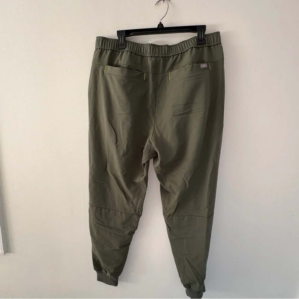 NWT FIGS Mens Scrub Set Chisec Top and Tansen Jogger Pants XL Moss Green